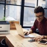 Impresora multifunción Xerox® C230 hombre oficina