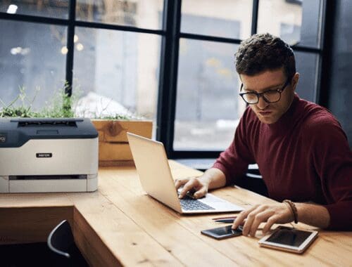 Impresora multifunción Xerox® C230 hombre oficina