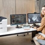 Mujer en una oficina junto a la impresora Xerox® VersaLink® C620
