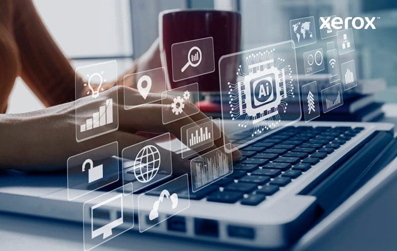 Manos escribiendo en una computadora portátil con íconos digitales que simbolizan la inteligencia artificial y el análisis de datos superpuestos.