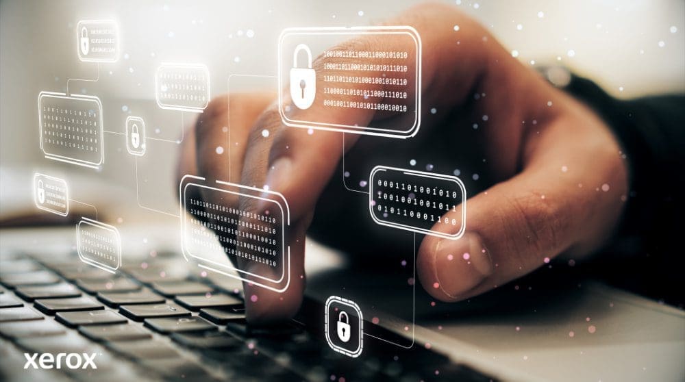 La mano de una persona escribe en el teclado de una computadora portátil, con íconos de código binario y candado digital brillantes superpuestos sobre la imagen, que simbolizan una sólida ciberseguridad y protección de datos.