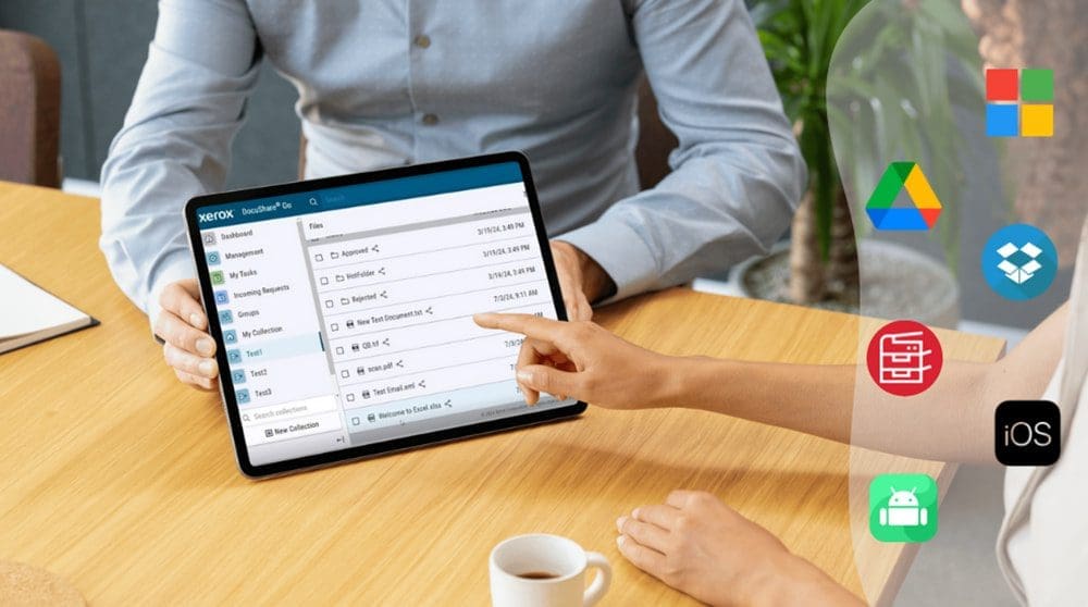 Una mano que sostiene un teléfono inteligente interactúa con la pantalla táctil de una impresora multifunción Xerox, que muestra varios íconos, incluidos logotipos de dispositivos móviles y de almacenamiento en la nube, que simbolizan una amplia compatibilidad y una integración perfecta con Xerox DocuShare Go.