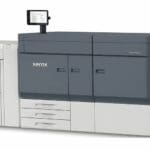 Prensa de producción Xerox® Proficio™ PX300 vista lateral y pantalla